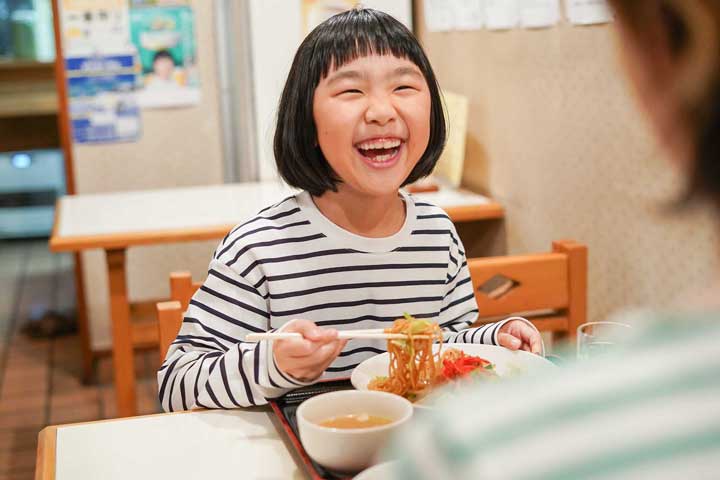 胎内ゴールドヤキソバを食べるこども