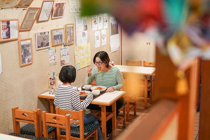 胎内ゴールドヤキソバを食べる親子
