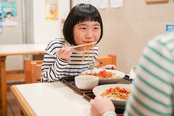 胎内ゴールドヤキソバを食べるこども