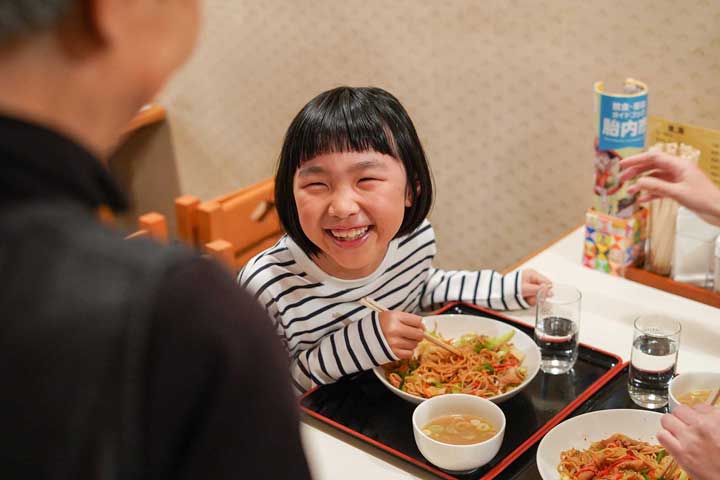 胎内ゴールドヤキソバを食べるこども